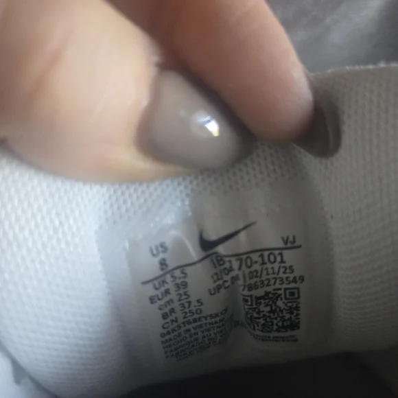 Nike Air Max in Light Gray and Soft Pink - Picture 6 of 7